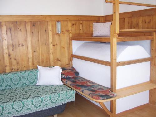 アンテルモイアにあるCiasa Honesの二段ベッドと二段ベッドが備わる客室です。
