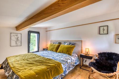 1 dormitorio con 1 cama extragrande y ventana en Le Mas de Coeur, en Bédarieux