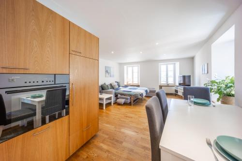 a living room with a kitchen and a dining room at Aloha Appartement de vacances au Bouveret in Port-Valais