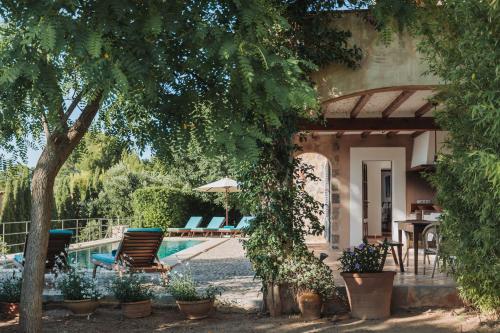 a house with a pool and a table and chairs at Ca Na Mar in Deia
