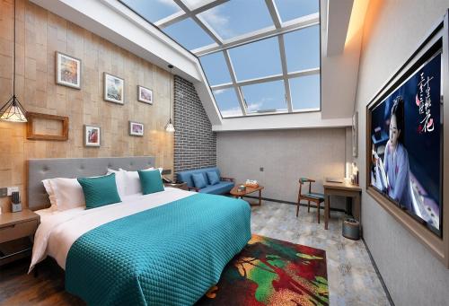 Ένα ή περισσότερα κρεβάτια σε δωμάτιο στο Meihao Hotel Horses Huaqing Palace