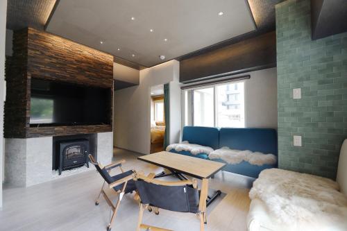 ภาพในคลังภาพของ MolinHotels206-札幌市定山渓天然温泉に紅葉シーズン到来-K-bed1 & S-bed3 ในJozankei