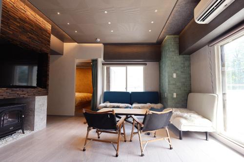 ภาพในคลังภาพของ MolinHotels206-札幌市定山渓天然温泉に紅葉シーズン到来-K-bed1 & S-bed3 ในJozankei