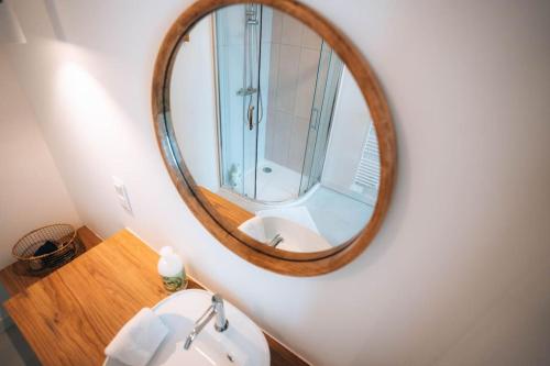 a bathroom with a mirror and a sink at Le Berry Soft - Spacieux & Chaleureux - Proche Gare in Châteauroux