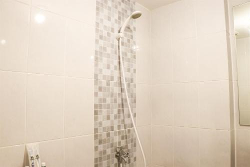 RawalembangComfort and Minimalist 2BR Apartment Tokyo Riverside PIK 2 By Travelio的带淋浴喷头的浴室