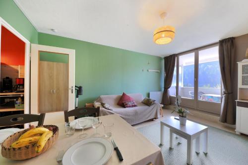 - un salon avec une table et des bananes dans l'établissement Le Carbet des Oursons - Appt à Bresse vue montagne, à La Bresse