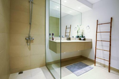 ein Badezimmer mit Glasdusche und Waschbecken in der Unterkunft Lovely Waterfront Private 2BR Apartment Yas Island in Abu Dhabi