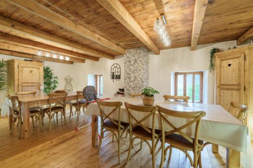 une salle à manger avec une table et des chaises dans l'établissement La Ferme aux Myrtilles - Ancienne ferme vosgienne, à Ventron