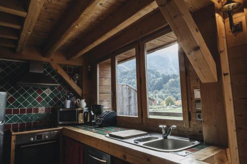 cocina con fregadero y ventana grande en La table de Fifine - Montagne - Appartement 65m2, en Samoëns