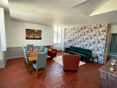une salle à manger avec une table et des chaises dans l'établissement Villaret - Très spacieux en Coeur de Ville, à Auch