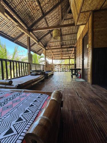 Ein Balkon oder eine Terrasse in der Unterkunft Tranquil Getaway Lilly Room, Dahlia Room, Aster Room and Poppy Room & Dive Center