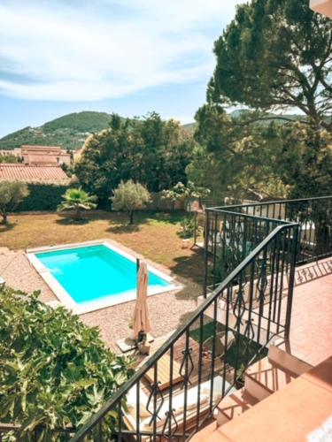 d'un balcon avec vue sur la piscine. dans l'établissement Appartement dans haut de villa, à Solliès-Pont