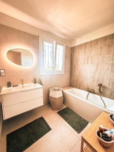 une salle de bain avec une baignoire et un lavabo dans l'établissement Appartement dans haut de villa, à Solliès-Pont