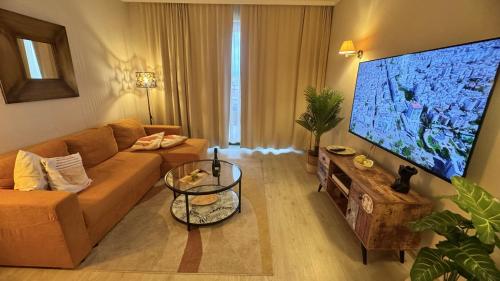 Luxury sea view, 5star Barcelo on Beachにあるテレビまたはエンターテインメントセンター