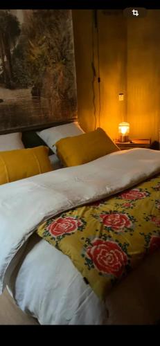 Postel nebo postele na pokoji v ubytování Chambre style balinais