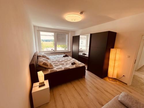 ein Schlafzimmer mit einem Bett und einem Fenster in der Unterkunft Zur schönen Aussicht I 150 I Oase I Purer Luxus in Dortmund