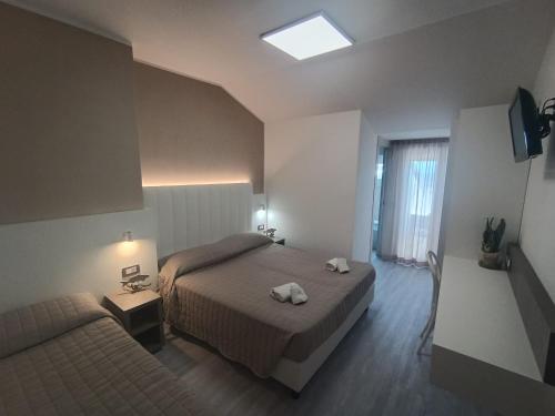 Ένα ή περισσότερα κρεβάτια σε δωμάτιο στο Hotel Cannes