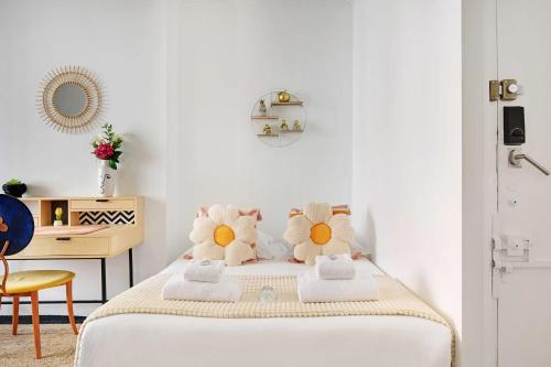 - une chambre avec un lit, des serviettes et un bureau dans l'établissement Charming apartment -4P- Arc de Triomphe, à Paris