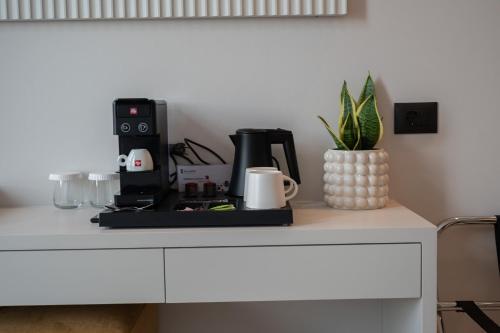 Kemudahan buat kopi dan teh di Palladion Boutique Hotel