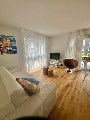 Ruang duduk di Modern Luxury Apartment Near Airport & Zurich City