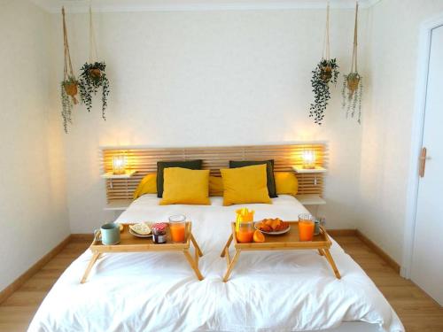 - une chambre avec un lit et 2 tables dans l'établissement Comme à l'hôtel, à Aurillac