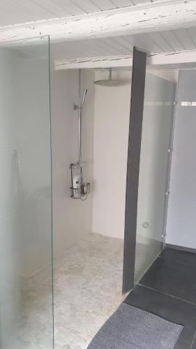 une chambre avec une cloison en verre et un tapis dans l'établissement Appartement cosy, à Courthézon