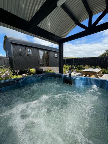 Kolam renang di atau dekat dengan Shepherds Huts at Ballyness Farm