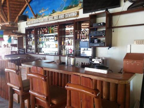 Lounge nebo bar v ubytování Dolphinbay Beachfront & Dive Resort