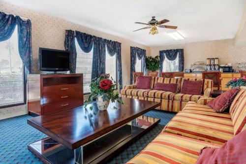 Afbeelding uit fotogalerij van Econo Lodge Pearl - Jackson in Pearl