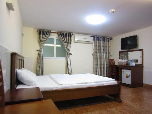 Кровать или кровати в номере Melody Viet Hotel