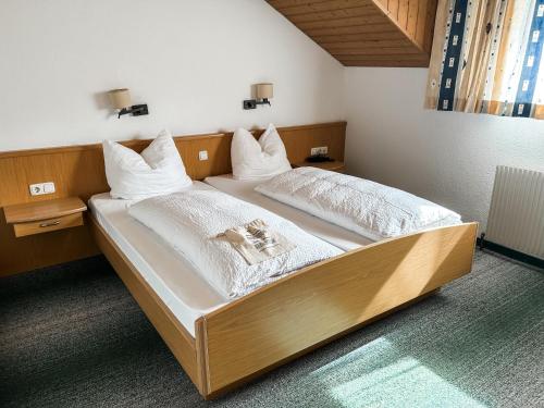 two twin beds in a room with two lamps at Hotel-Gasthof Löwen in Feldkirch