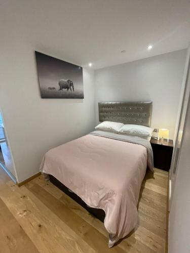 Llit o llits en una habitació de Studio flat with Spa