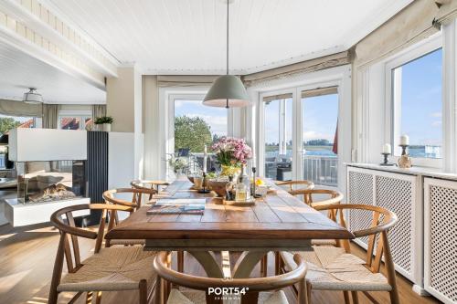 a dining room with a wooden table and chairs at Ferienhaus BREEZE 71 Kappeln in Kappeln