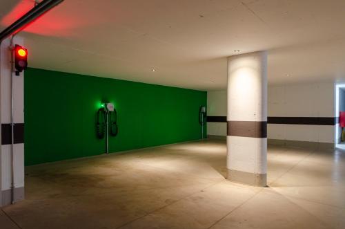 an empty room with a green wall and a red light at Mason La Zondra in Vigo di Fassa