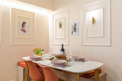 une salle à manger avec une table et des chaises blanches dans l'établissement Bluestay 159 - Charmant appartement à Paris 2, à Paris