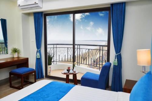 una camera da letto con un letto e una grande finestra di Marissa Hotel & Spa Hai Tien a Trung Ngoai