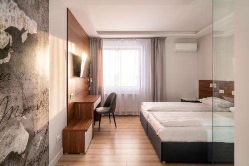 DębnoにあるAgawa restauracja&Hotelのベッドと机があるホテルの部屋