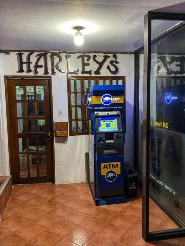Фотография из галереи Harleys Pub and Hotel в городе Олонгапо