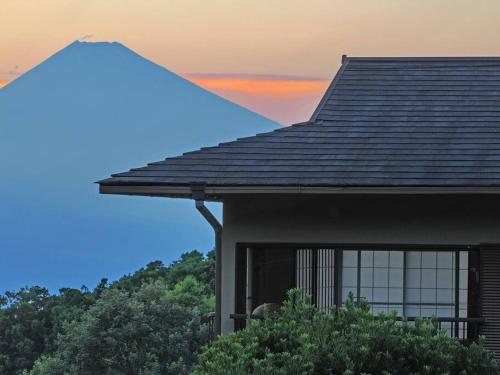 a roof of a house with trees in the background at プライベートリゾート伊豆 in Izunokuni