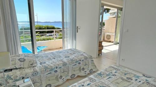 une chambre avec un lit et une vue sur l'océan dans l'établissement Splendid Azur, à Sainte-Maxime