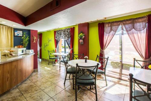 Afbeelding uit fotogalerij van Econo Lodge Inn & Suites Macon North in Riverside Park