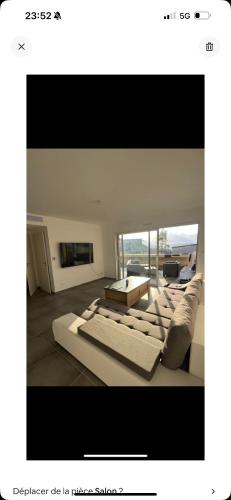 un salon avec un canapé et une table dans l'établissement Résidence haut standing, à Nice