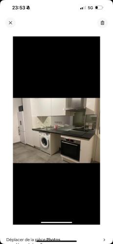 un salon avec une télévision et un four micro-ondes dans l'établissement Résidence haut standing, à Nice