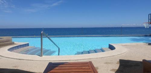 Bazén v ubytování Kahuna Beach Resort and Spa nebo v jeho okolí