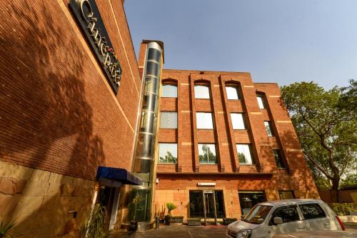 费萨拉巴德一座费萨拉巴德酒店的一栋建筑前停着一辆车