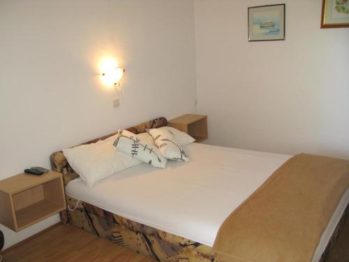 En eller flere senge i et værelse på Villa Nada