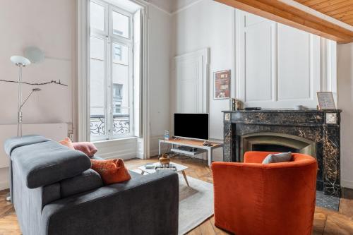 un salon avec un canapé et une cheminée dans l'établissement Fenêtre sur cour - Studio pour 2, à Lyon