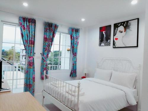 - une chambre avec un lit blanc et 2 fenêtres dans l'établissement The Prince Hotel, à Campson