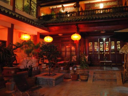 a lobby with potted plants in a building at Lijiang Peach Hostel in Lijiang