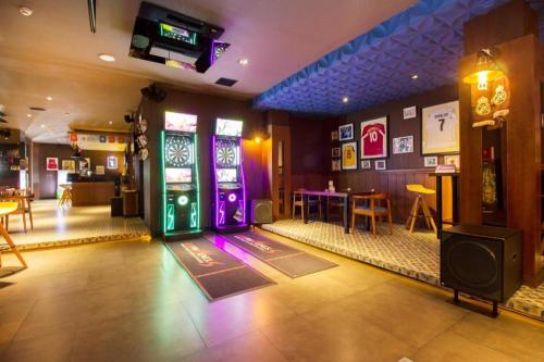 an empty room with a video game room with a machine at Tematik Hotel Pluit in Jakarta